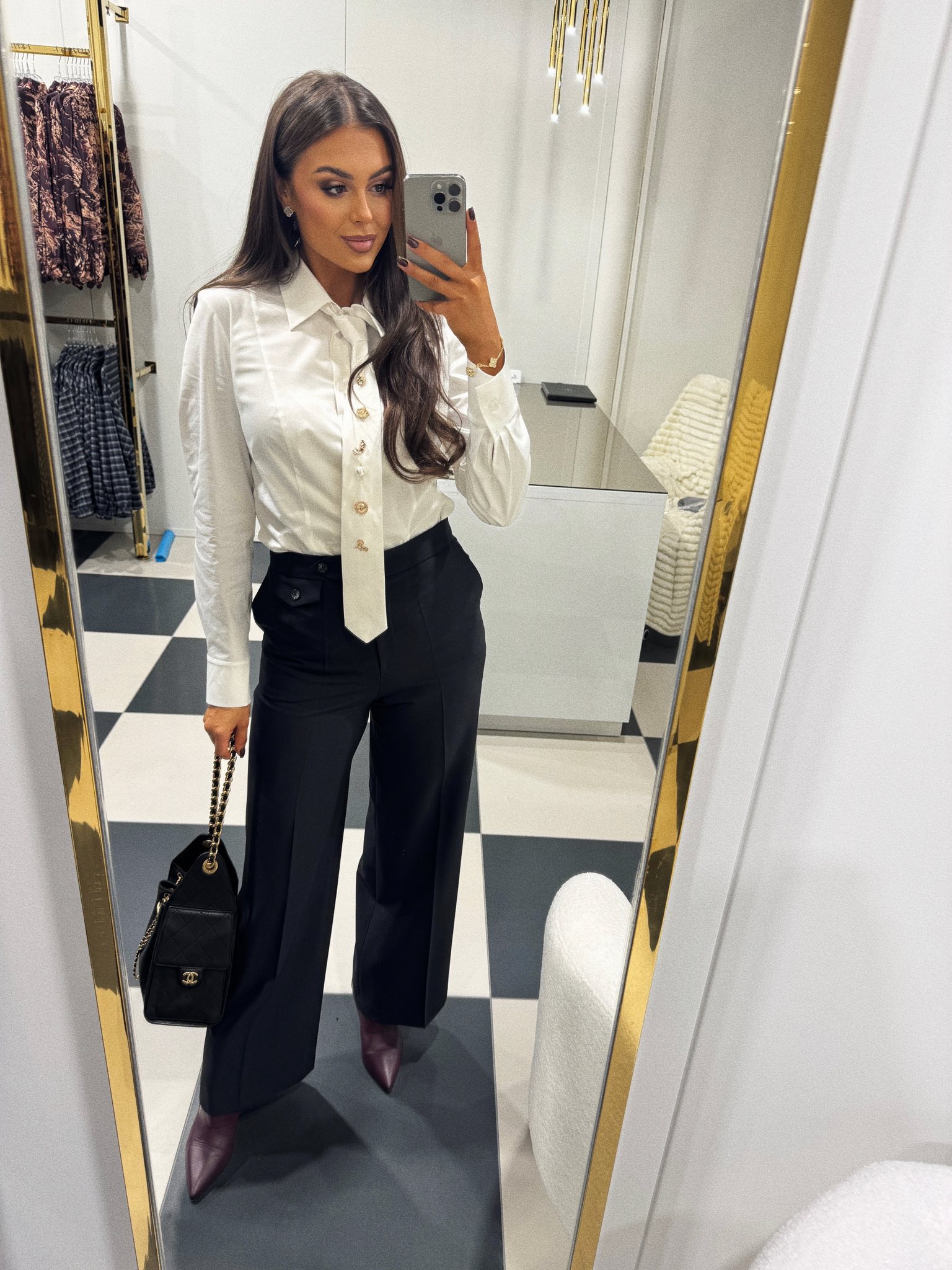 Biała koszula z krawatem