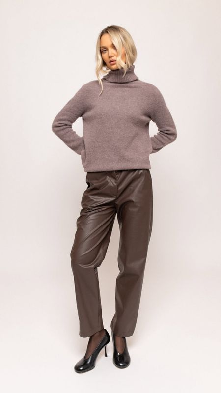 Modelka ubrana w ciepły golf LEMONADA – idealny na jesień