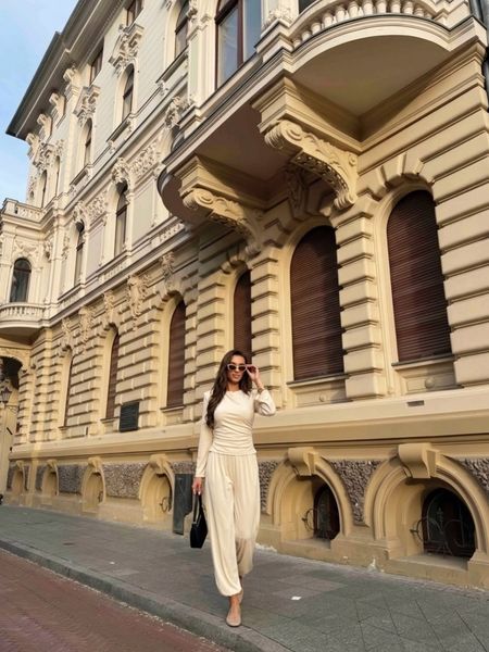 Elegancki komplet damski Livi Lupo – stylowy set streetwear z wiazaniem